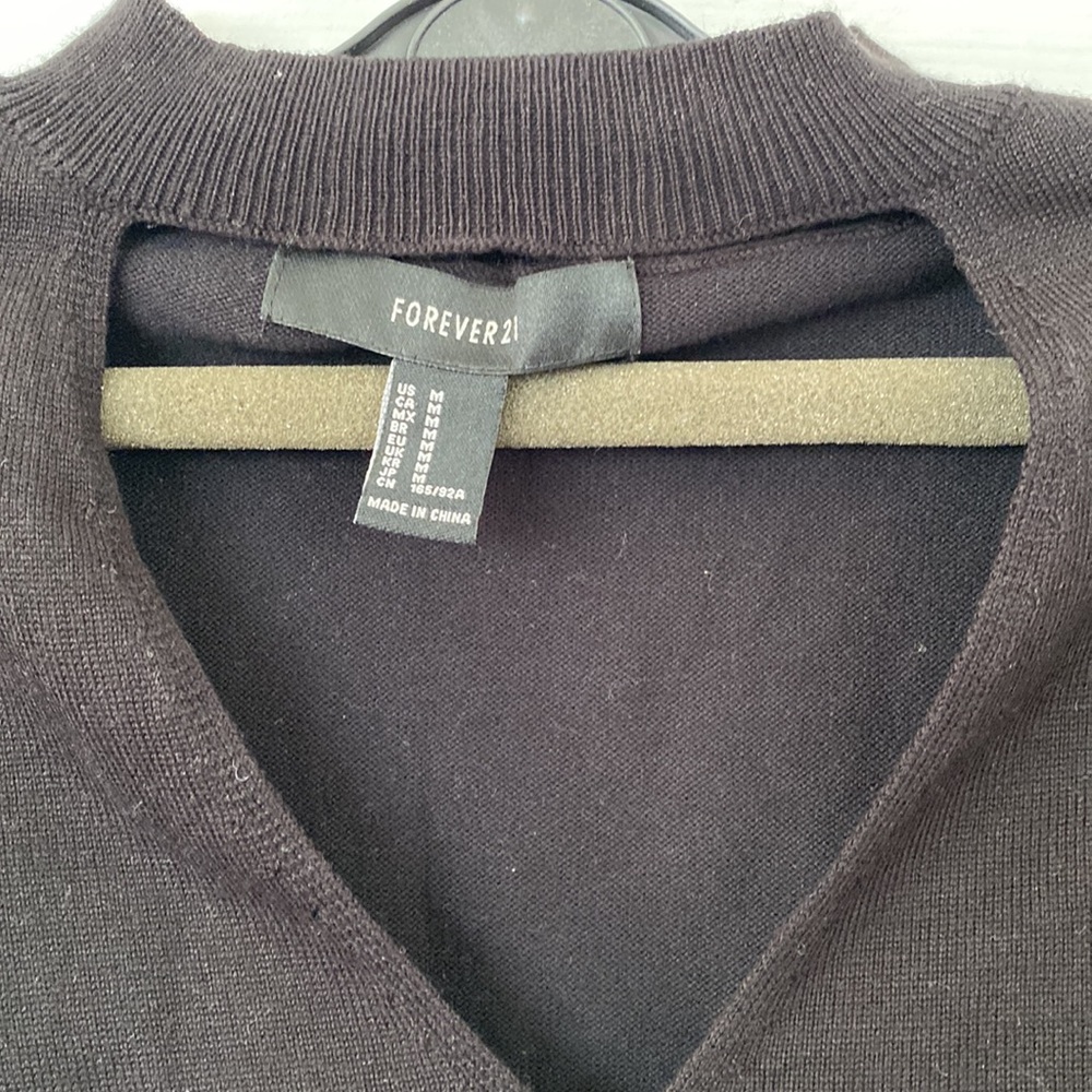 Forever 21 - V-Neck/Mock Neck cropped long sleeve (M) - Picture 3 of 3